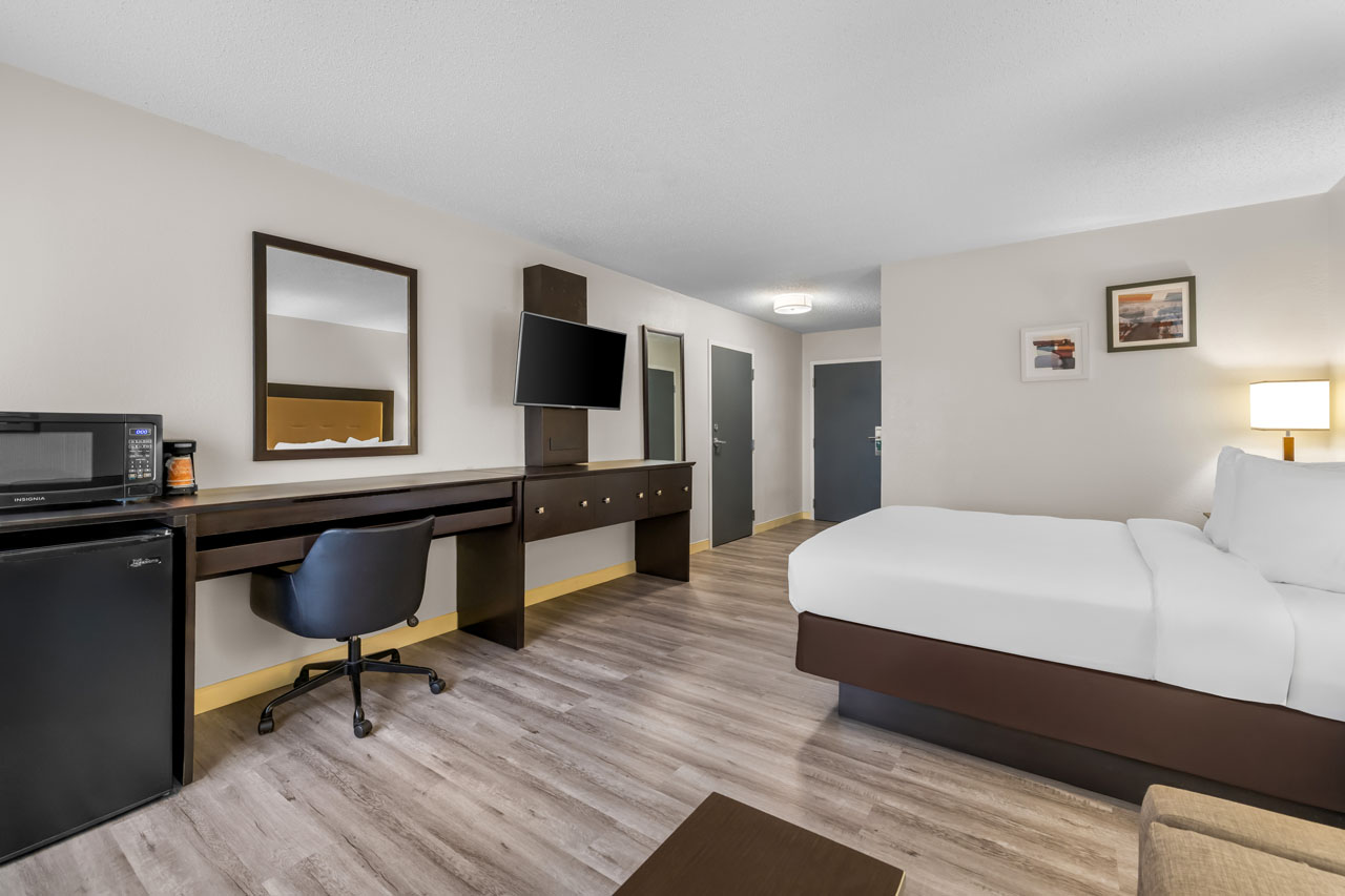 guest-room-with-king-bed-3